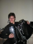 Nežinomo autoriaus nuotraukoje: akordeonistas Augustinas Rakauskas Nežinomo autoriaus nuotraukoje: akordeonistas Augustinas Rakauskas